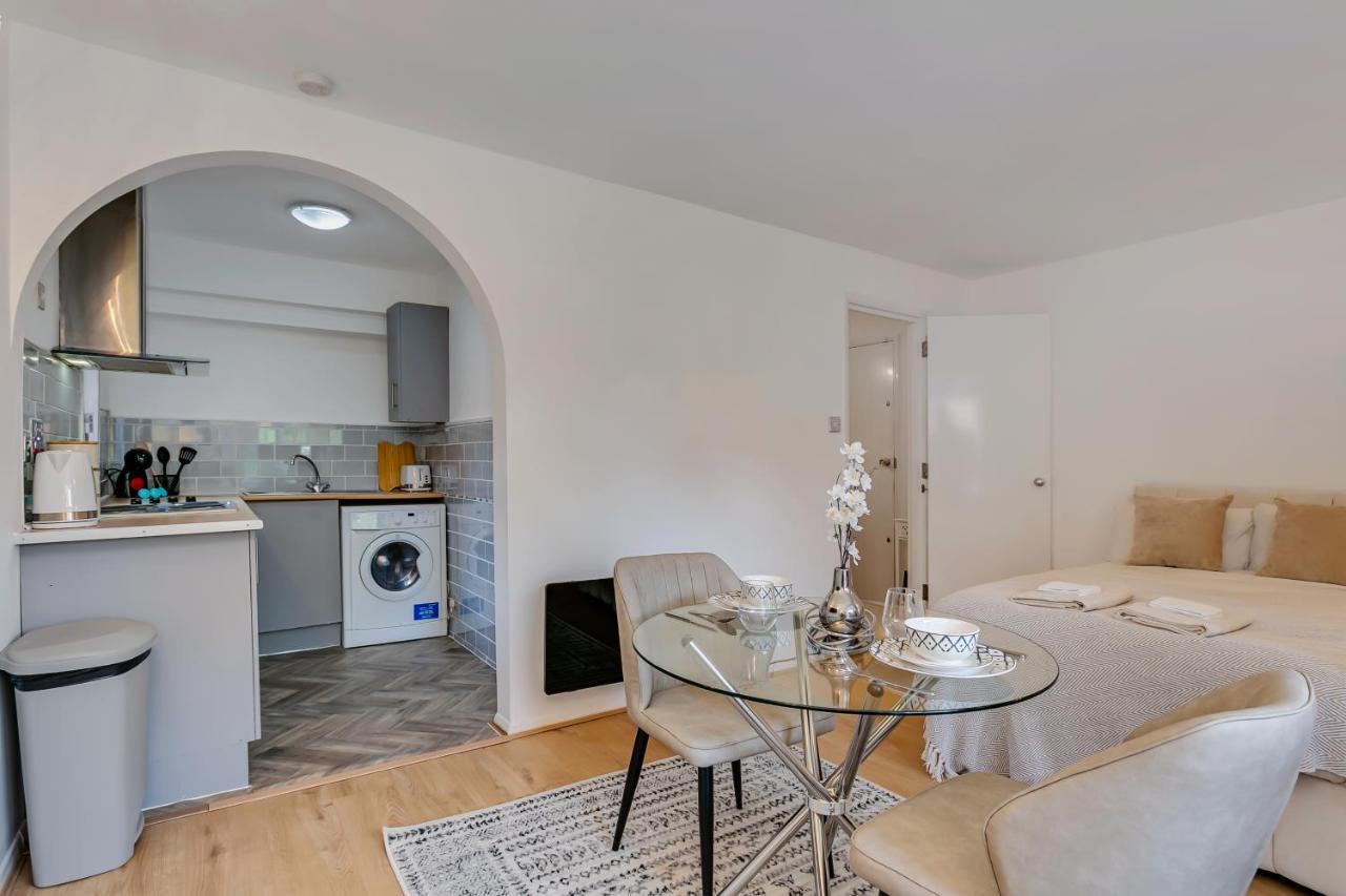 Aryas Apartments London Έτζγουερ Εξωτερικό φωτογραφία